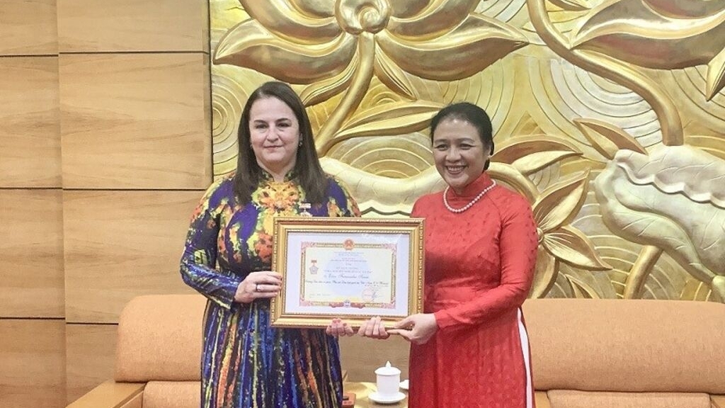 向联合国妇女署驻越南代表颁发‘致力于各民族和平与友谊’纪念章