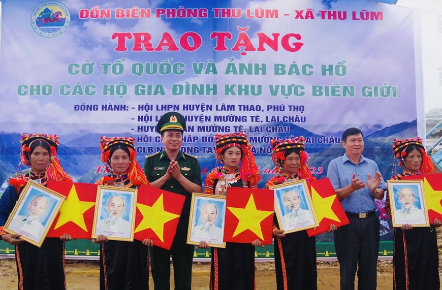 Bản in : 向边境地区人民赠送9200面国旗和胡伯伯肖像 | Vietnam+ (VietnamPlus)