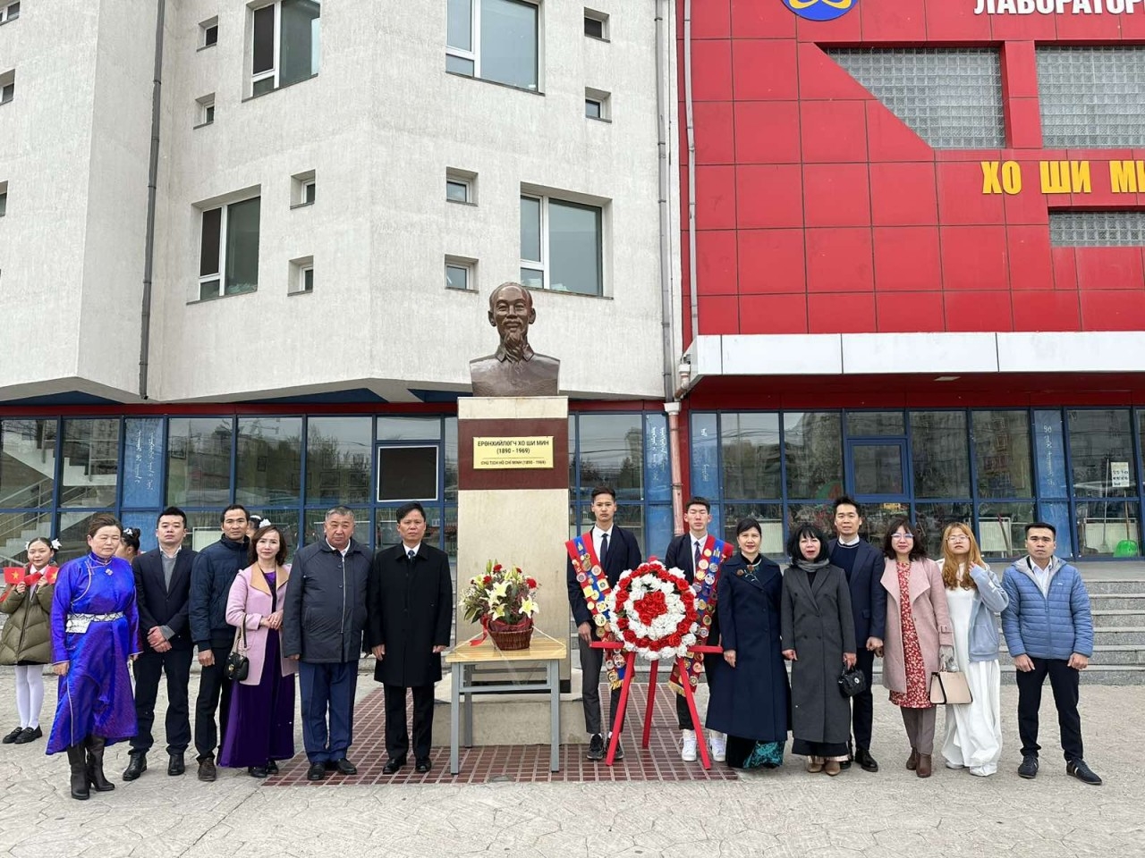 越南驻蒙古大使馆全体干部人员、留学生及越南社区代表前往以胡志明主席为名的14号学校献花缅怀胡志明主席。