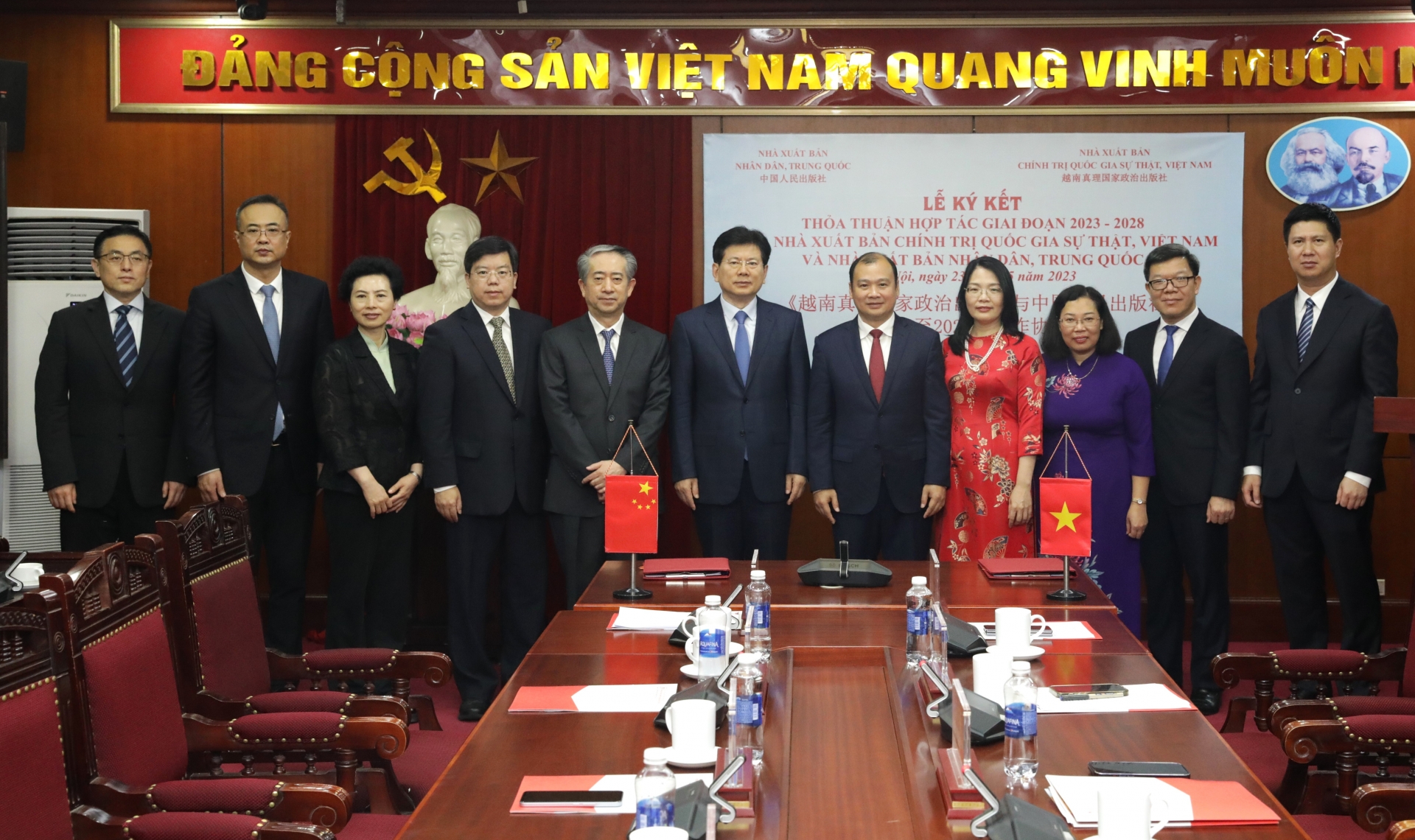越南和中国两家出版社签署合作协议。