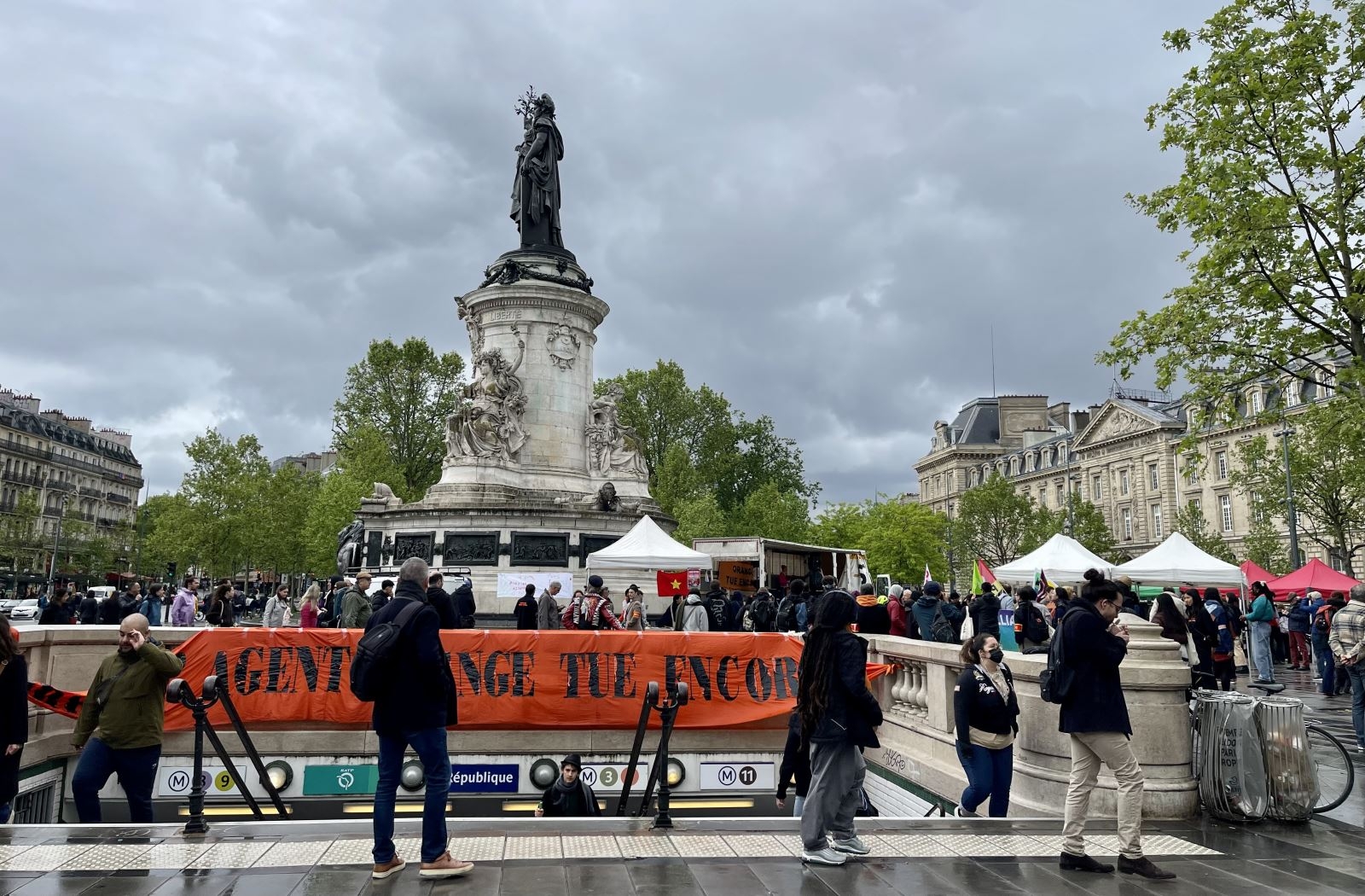 旅法越南人和法国民众游行支持陈素娥女士的橙剂起诉案
