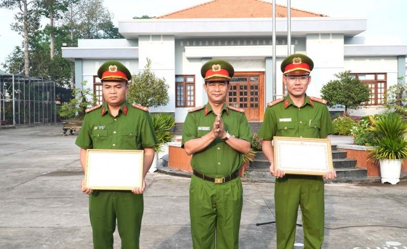 公安部向勇救溺水者的隆安省两名乡级公安战士颁发奖状