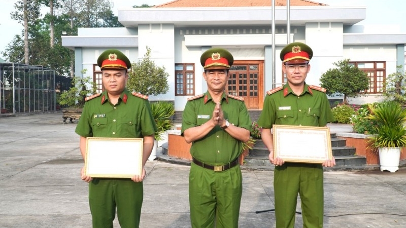 向勇救溺水的中国籍儿童的两名乡级公安战士颁发奖状