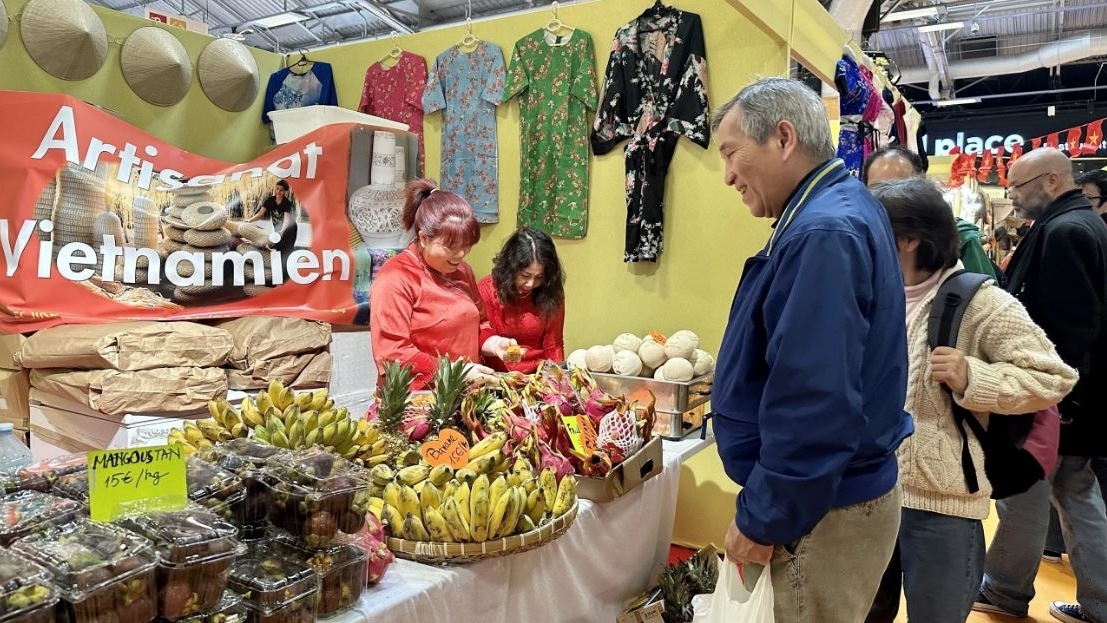 越南文化和手工艺品在巴黎博览会吸引游客