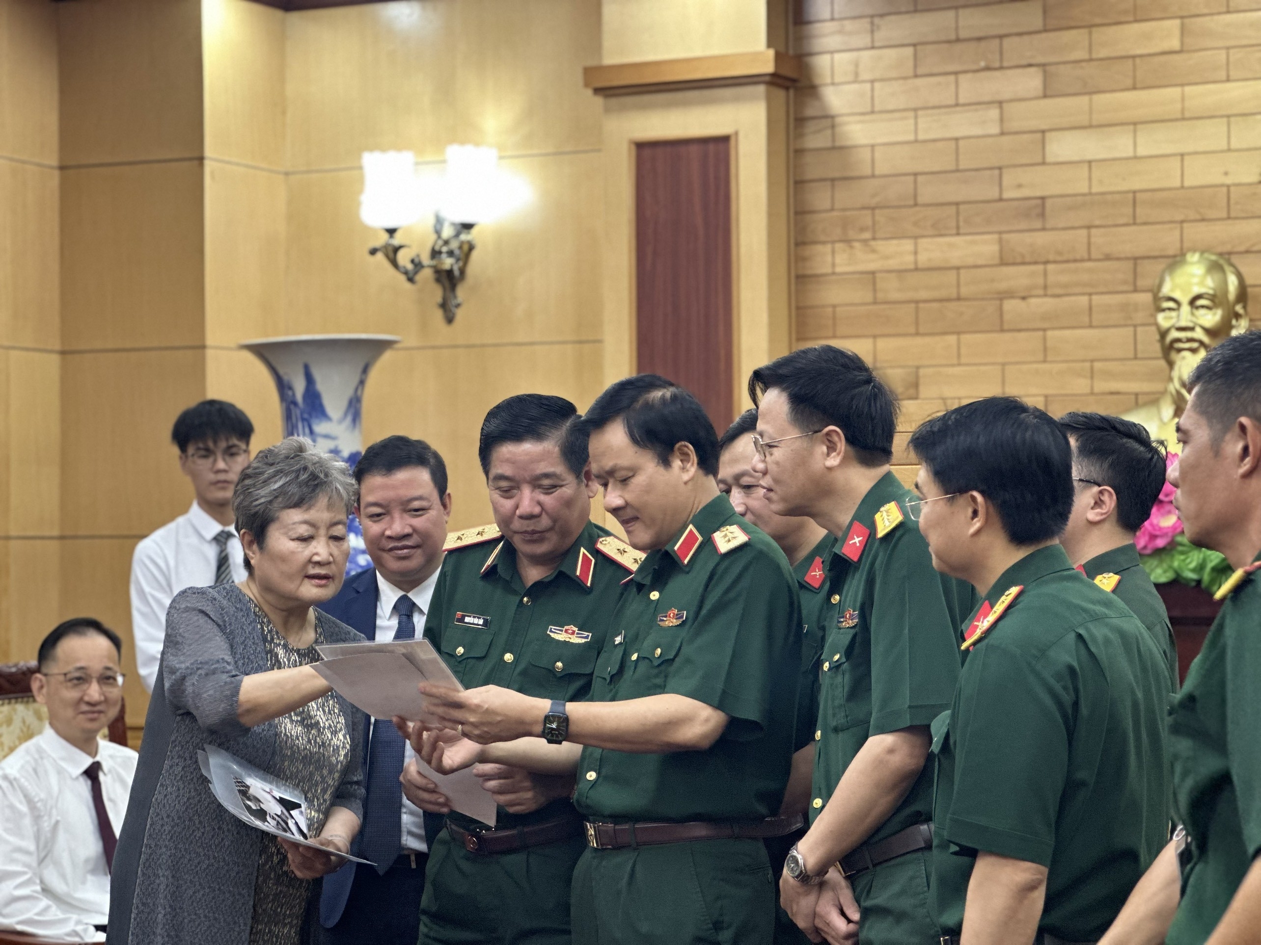 中国军事顾问团亲属为增进越中两国两军和人民的紧密联系做出贡献