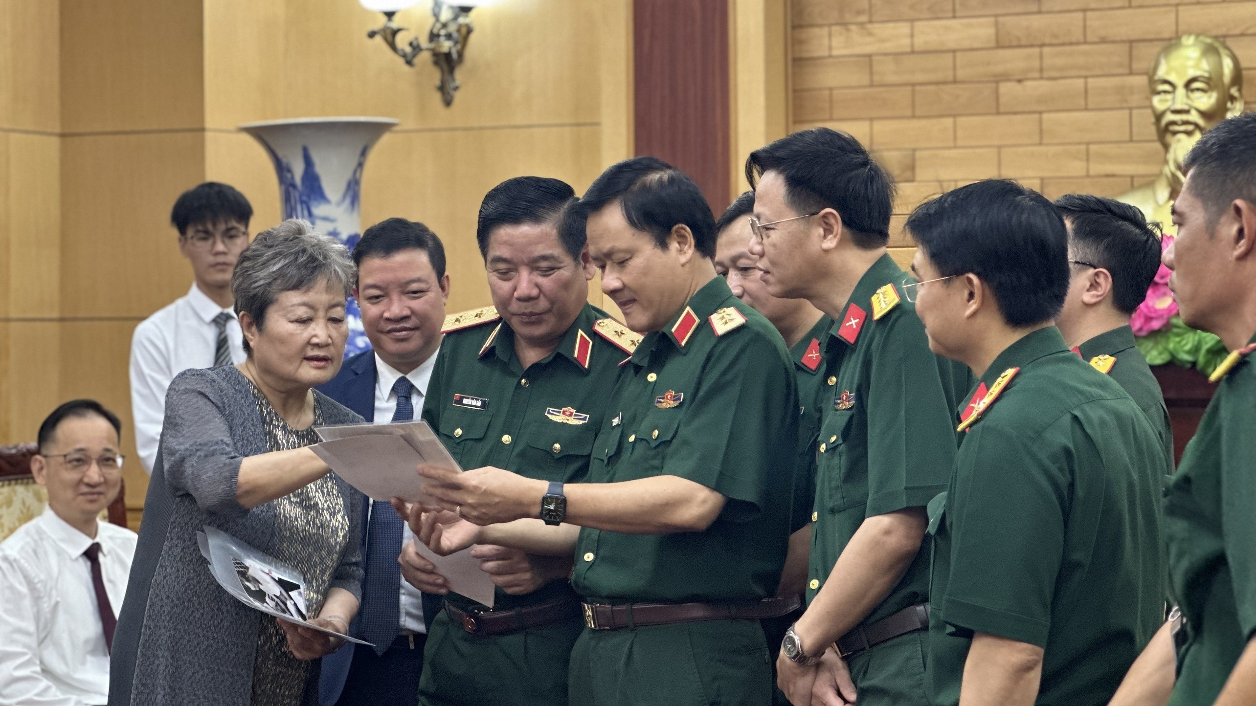 中国顾问团亲属为增进越中两国两军和人民的紧密联系做出贡献