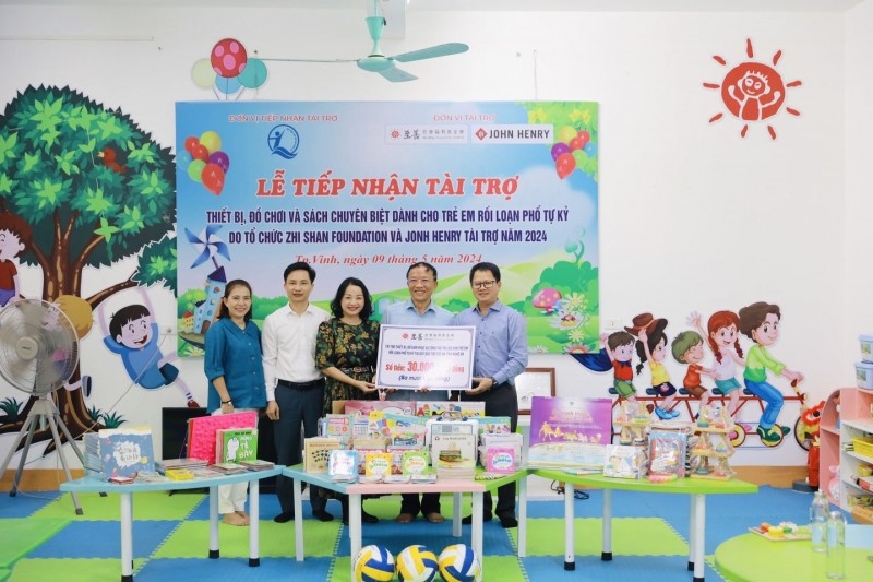 至善基金会向河静和义安省残疾儿童赠送玩具、设备和图书
