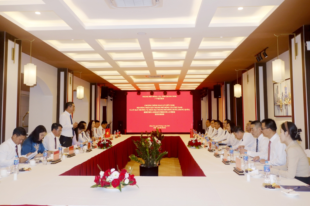 越南芒街市人民议会与中国东兴市人民代表大会常务委员会进行工作讨论会