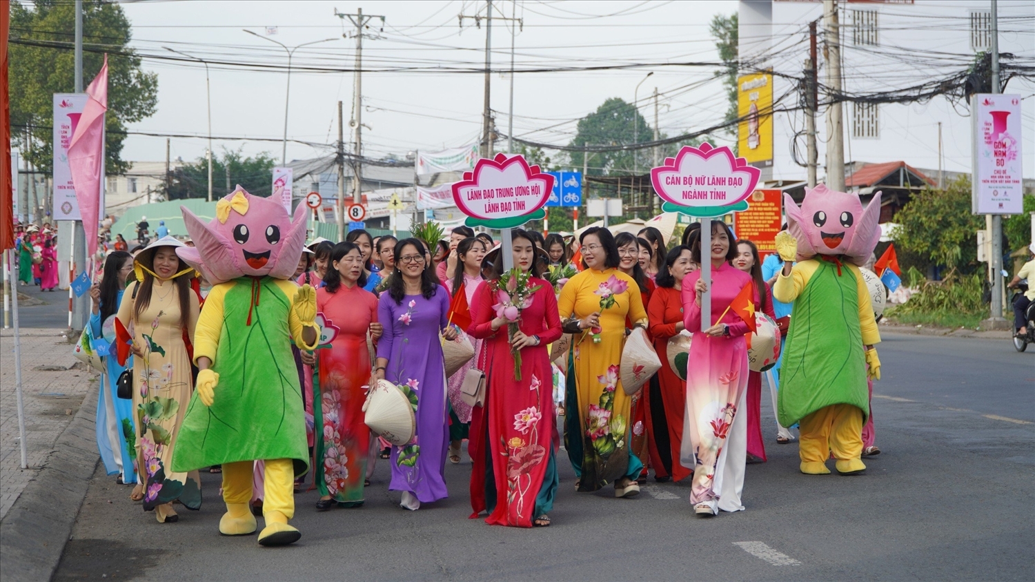 同塔省5500名妇女身穿传统奥黛参加“闪耀莲花”游行