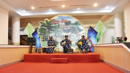 在巴地头顿省的越南民族传统乐器空间