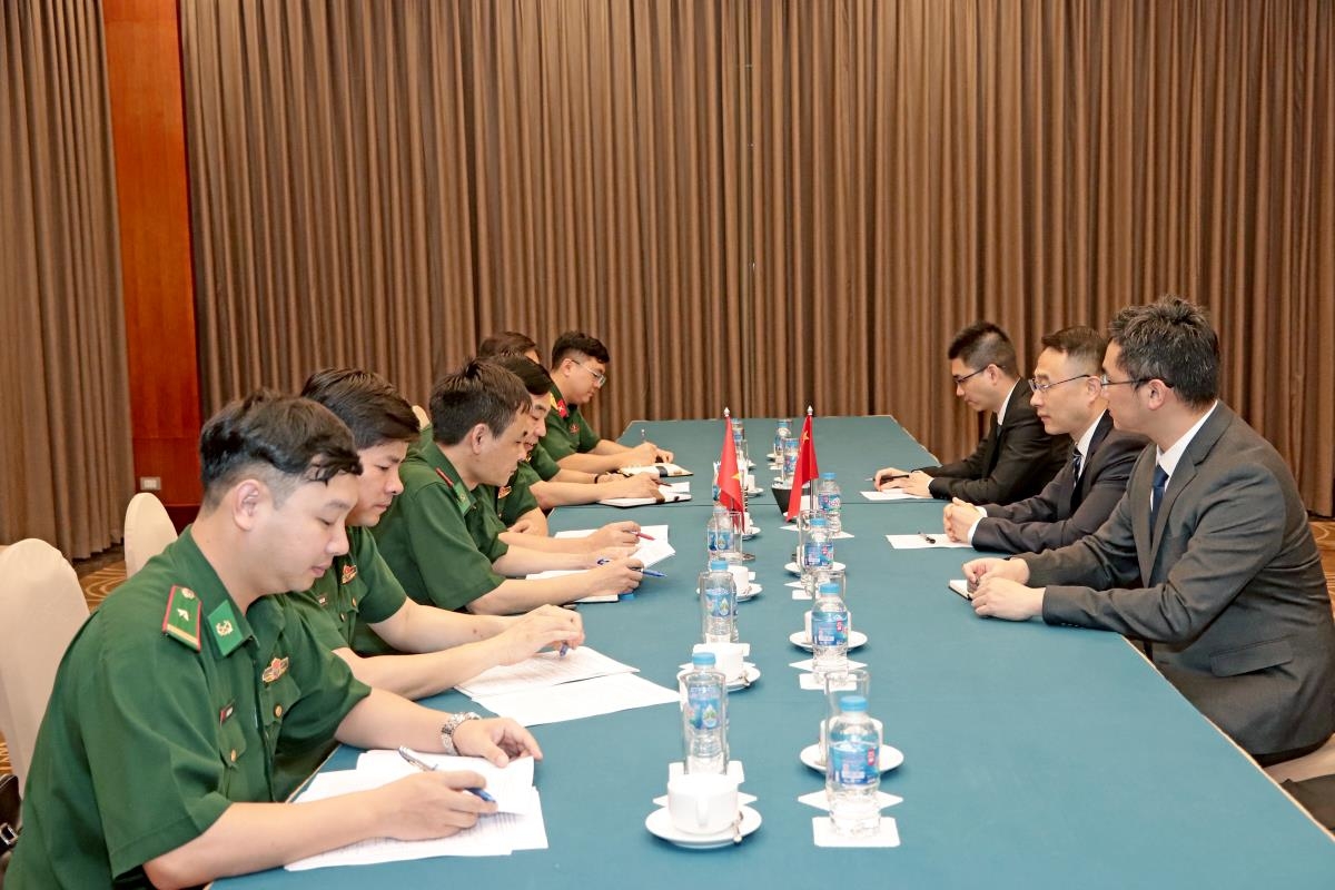 边防部队政治部与中国驻越南使馆警务联络处举行工作会议