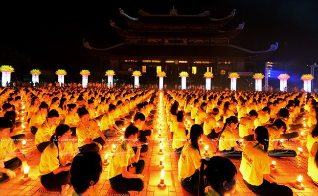 Lễ thắp nến cầu cho nhân loại hòa bình và hạnh phúc tại Đại lễ Vesak Liên hợp quốc 2014. (Ảnh: Báo ảnh Việt Nam0