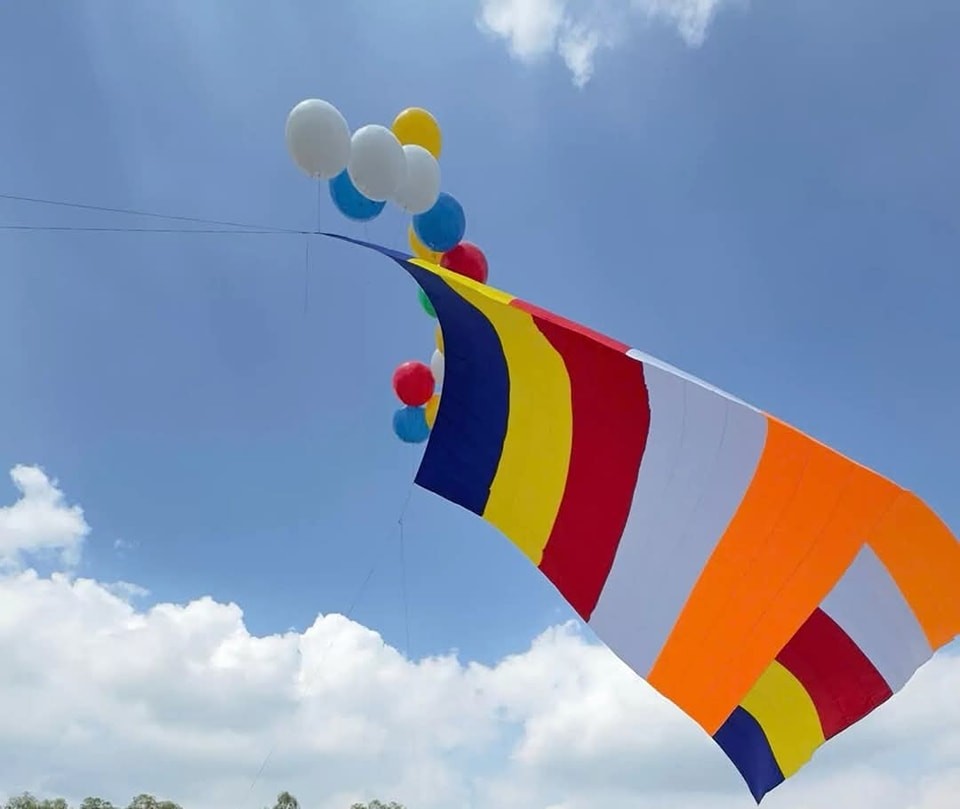 Khoảnh khắc thượng đại kỳ Phật Giáo chào mừng Đại Lễ Vesak Liên Hợp Quốc 2025. (Ảnh: Ban Tổ chức)