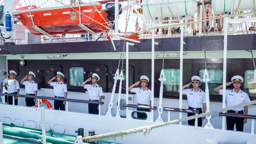 “黎贵惇”号286号帆船及越南人民海军工作代表团启程前往中国和菲律宾开展交流活动