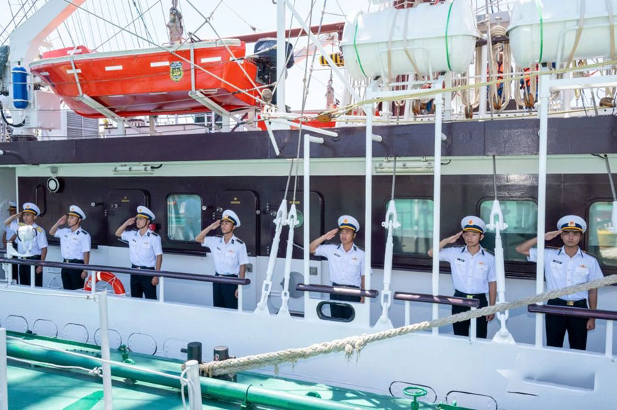 “黎贵惇”号286号帆船及越南人民海军工作代表团启程前往中国和菲律宾开展交流活动