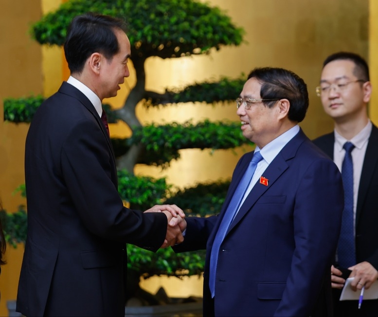 越南政府总理范明政会见中国驻越南大使何炜