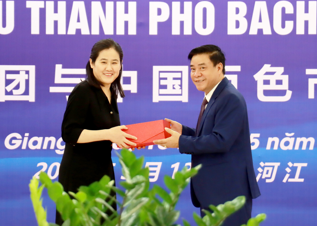 Đồng chí Hoàng Gia Long, Phó Chủ tịch Thường trực UBND tỉnh Hà Giang tặng quà đồng chí Lý Kiến Hoa, Phó Thị trưởng thành phố Bách Sắc.