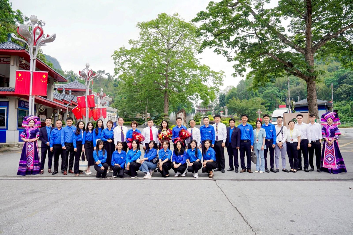 Các đại biểu thanh niên Lạng Sơn, Hà Giang và đại diện Khu đoàn Khu tự trị Dân tộc Choang Quảng Tây chụp ảnh lưu niệm tại Cửa khẩu Quốc tế Hữu Nghị.