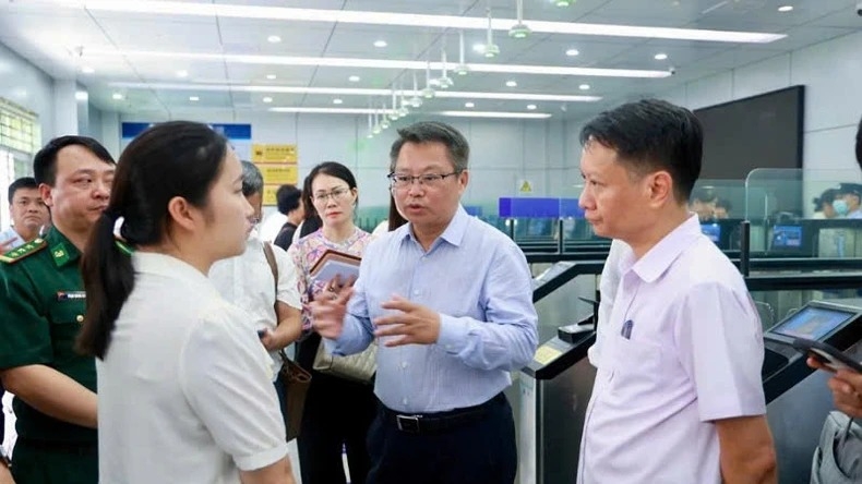 越南芒街市与中国东兴市推进试点建设智慧口岸