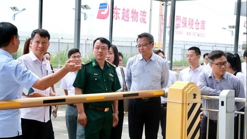越南芒街市与中国东兴市推进试点建设智慧口岸