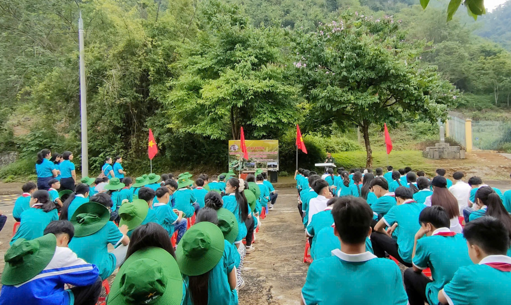 向高平省志草初级中学学生宣传越中陆地边界三项法律文件 Các em học sinh tham gia buổi ngoại khóa.
