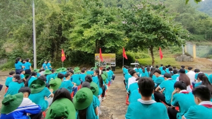 向高平省志草初级中学学生宣传越中陆地边界三项法律文件