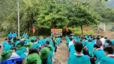 向高平省志草初级中学学生宣传越中陆地边界三项法律文件