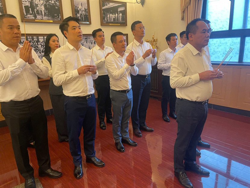 河内市公安代表团在中国敬献香火缅怀胡志明主席