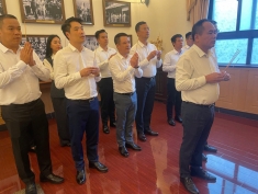 河内市公安代表团在中国敬献香火缅怀胡志明主席