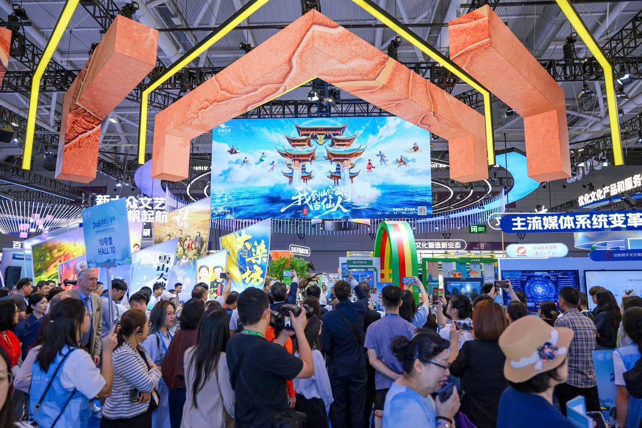 在中国深圳第22届国际文化产业博览交易会(ICIF-22)传播越南文化空间 Lan tỏa văn hóa Việt Nam tại Hội chợ ICIF-22 Thâm Quyến