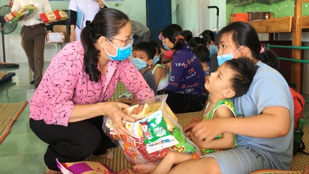 六一儿童节：许多照顾越南残疾儿童并赠送礼物活动