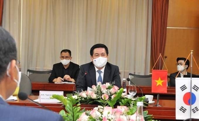 越南工贸部部长阮鸿延发表讲话