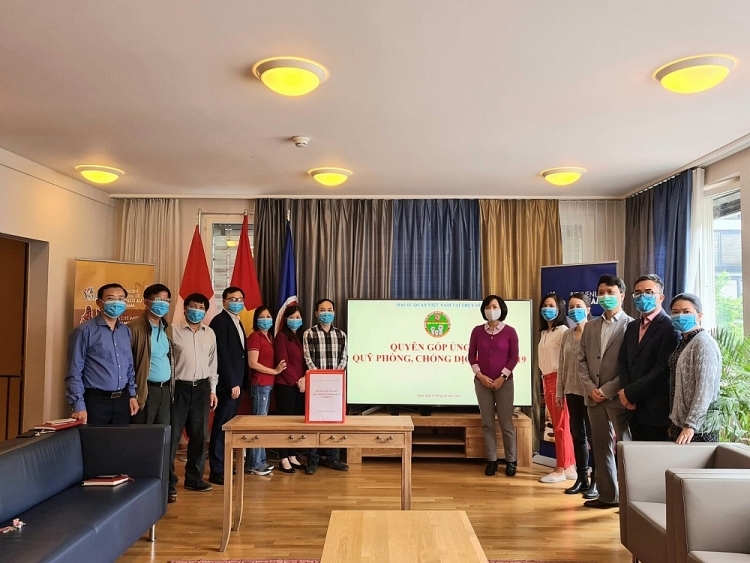 越南驻瑞士大使馆为新冠疫苗基金捐款