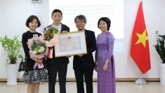 向韩国驻越南原大使李赫授予友谊勋章