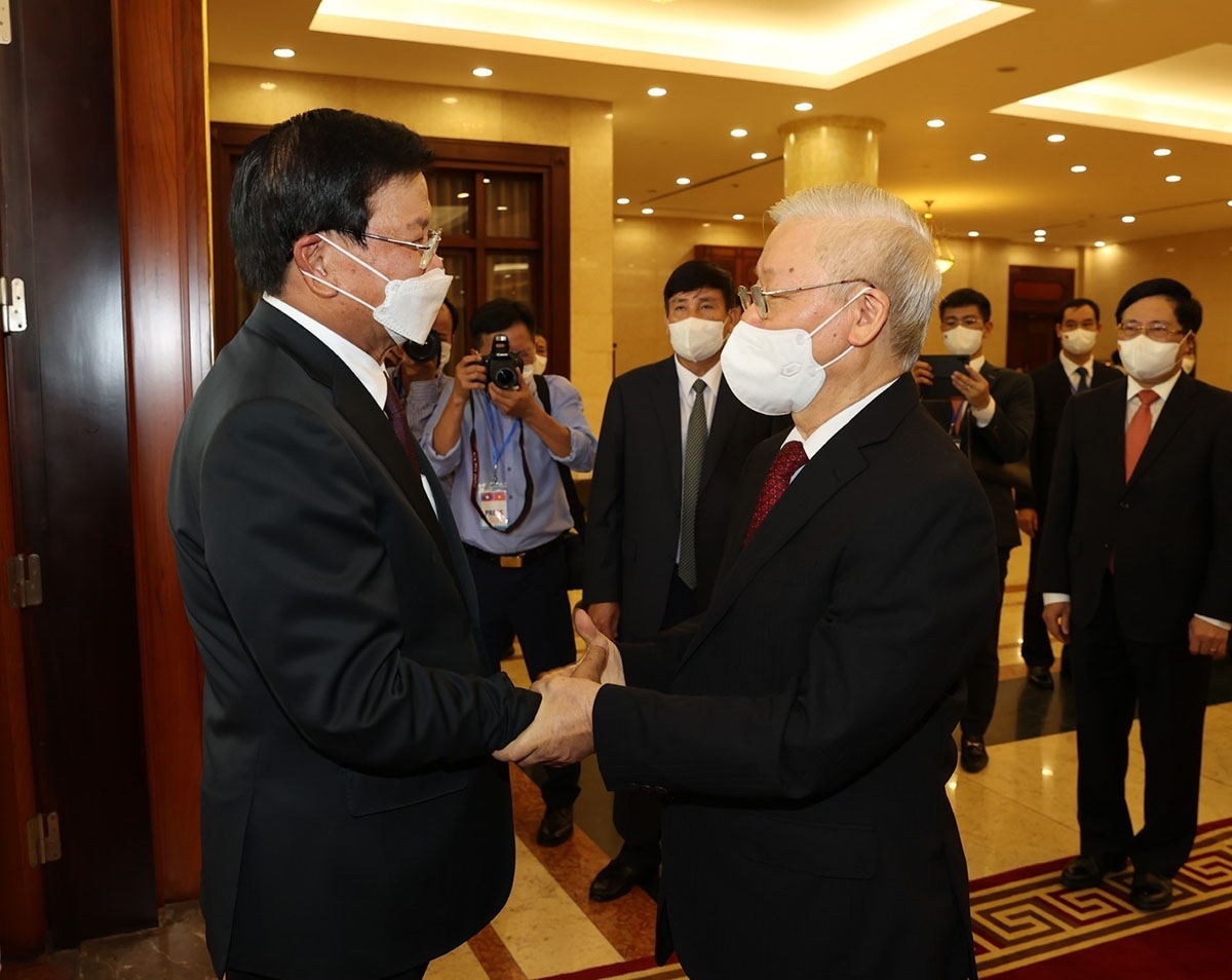 越共中央总书记阮富仲与老挝人民革命党总书记、国家主席通伦举行会谈
