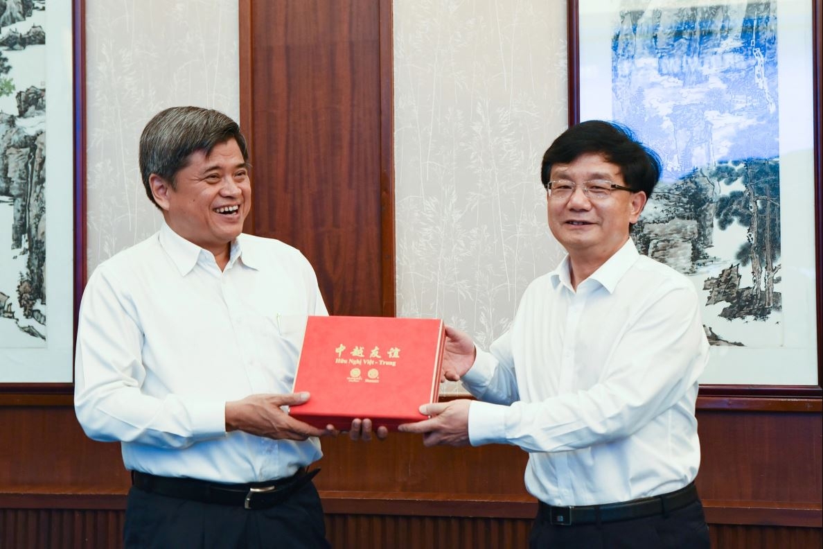 越南农业与农村发展部副部长陈青南（左）与云南省副主席互送留念品