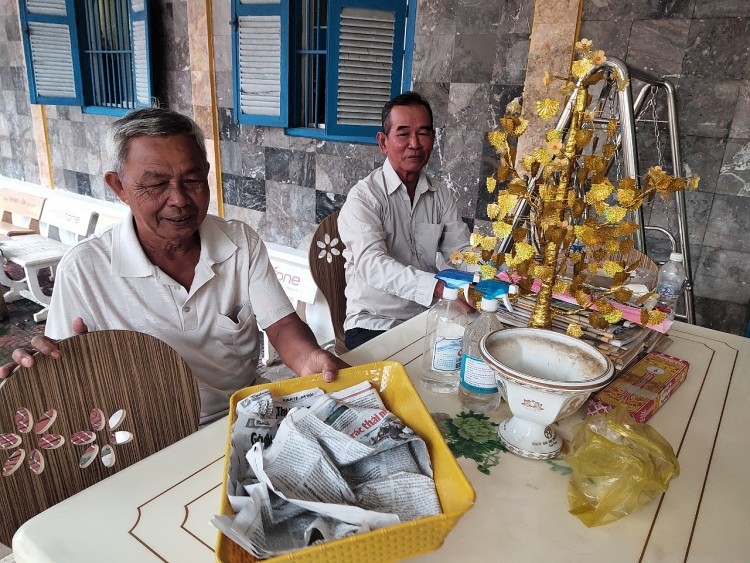 6 月 7 日上午，黄沙窝先生（左）在 Kh'Leang 寺进行清扫。