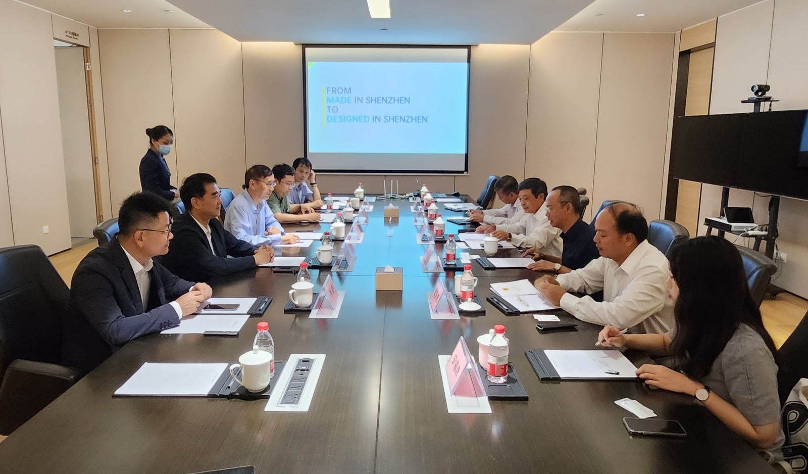 越南文化、体育和旅游部代表团与中国深圳市文化设计创意联盟举行工作会议。