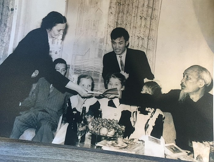 资料图：武宽先生（中站），在胡主席在苏联与胡志明小学学生的见面会。