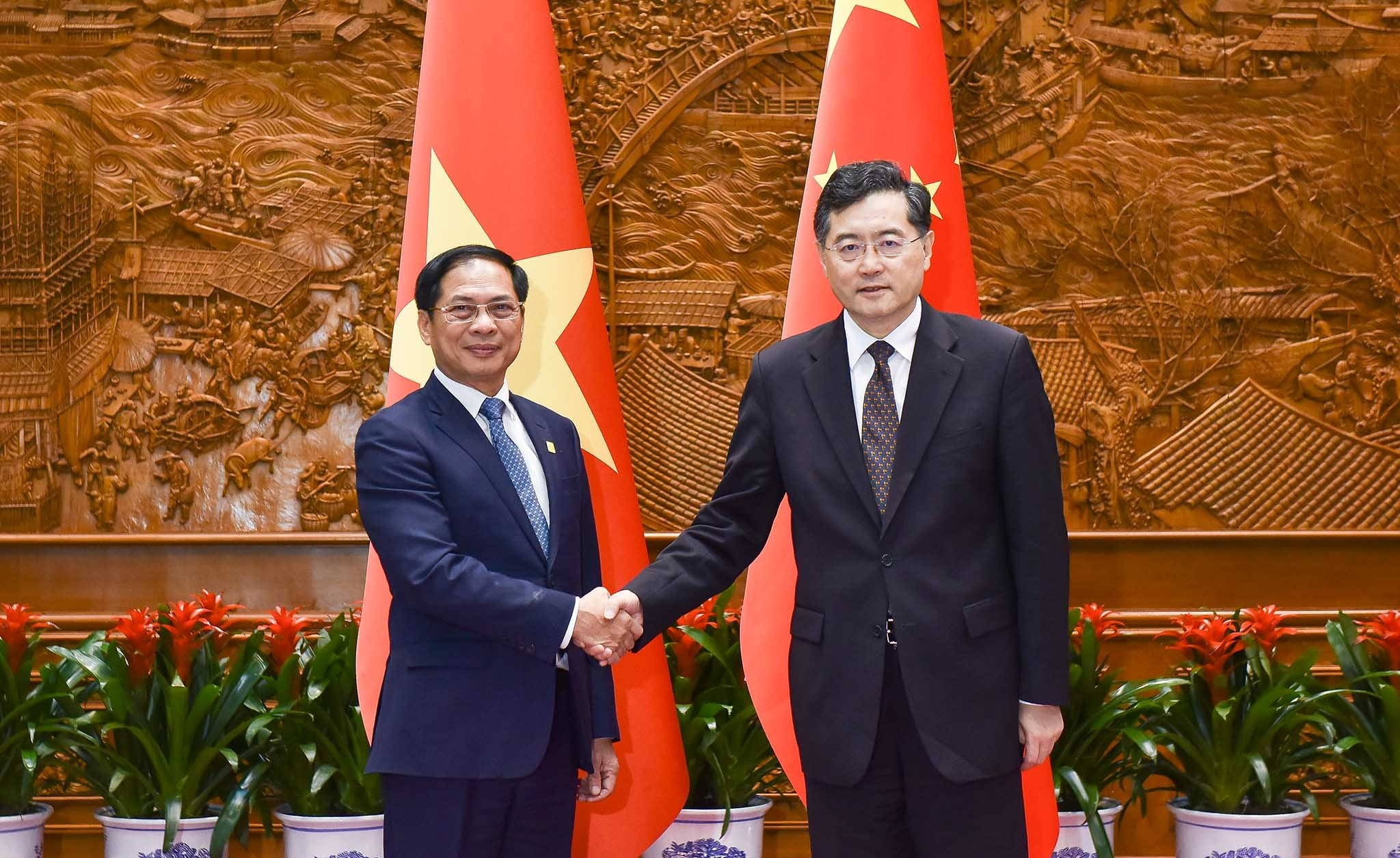 越南外交部长裴青山会见了中国国务委员兼外交部长秦刚。