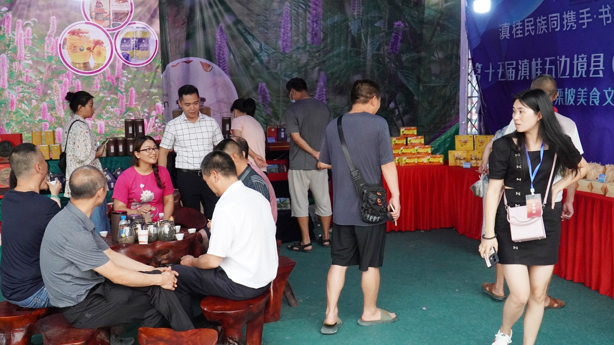 在越中国际商贸旅游交易会上介绍河江省特色产品