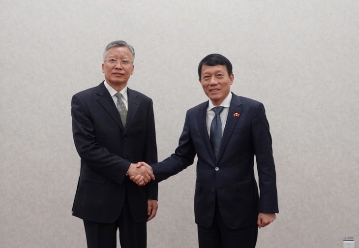 越南公安部副部长梁三光上将与中国司法部副部长王振江