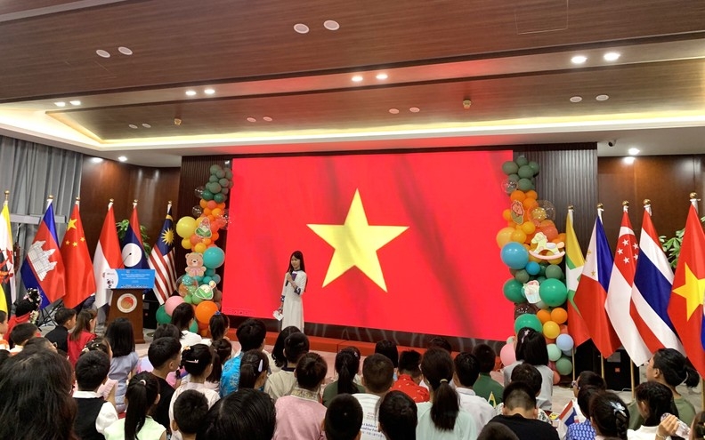 越南儿童代表刘芳玲在现场向各国友人介绍越南文化和风土人情。