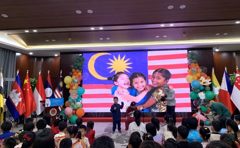 马来西亚小朋友演唱本国传统音乐。