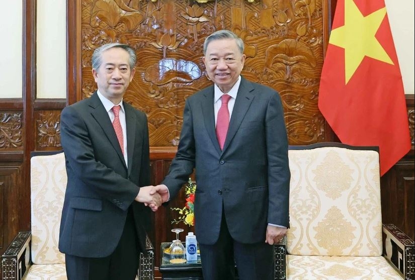 越南国家主席苏林（右)会见中国驻越南大使熊波。