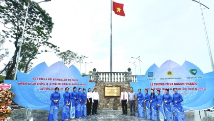 位于广宁省青麟岛上的祖国旗台完工