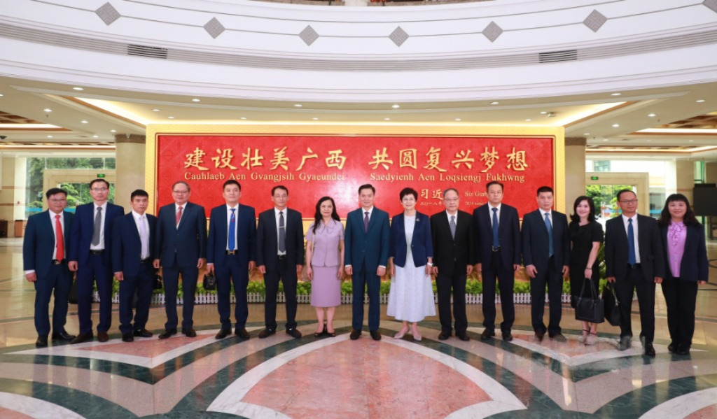谅山省人民议会领导班子代表团在中国广西壮族自治区人大总部进行工作访问