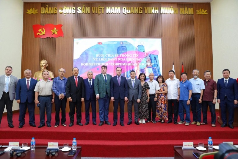 越南友好组织联合会与俄罗斯驻越南大使馆和越俄友好协会联合举行会议，分享俄罗斯情况以及两国合作关系的信息。