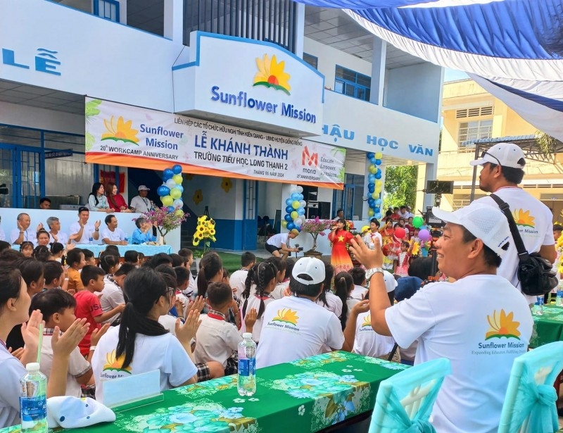 向日葵组织赞助超过42亿越南盾在坚江省𡊤梿县建设学校