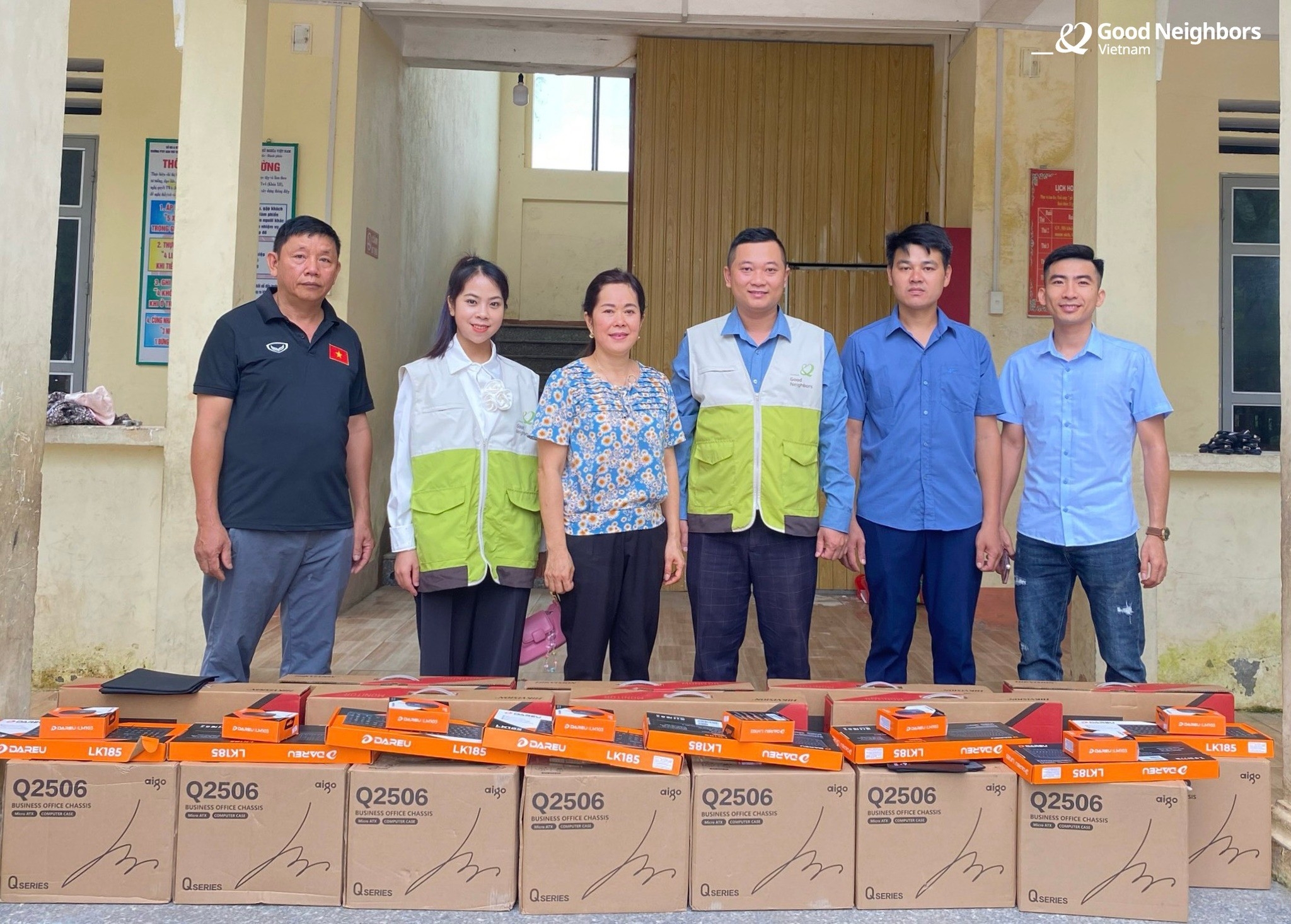 越南好邻居组织为河江省10所学校提供设备支持
